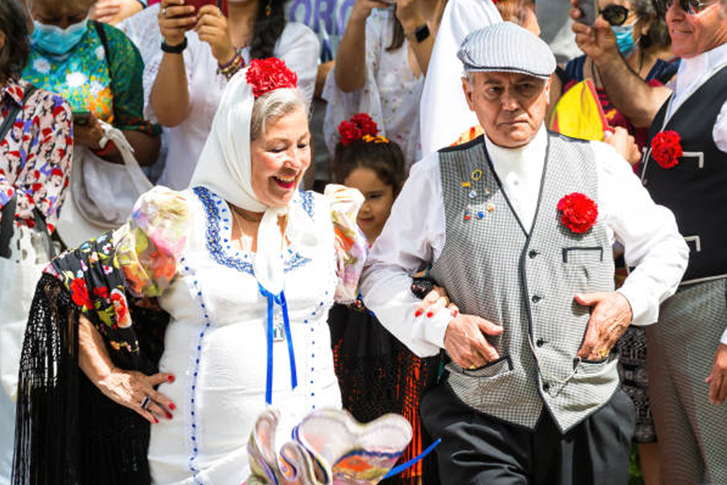 Chulapos y chulapas con indumentaria tradicional madrileña
